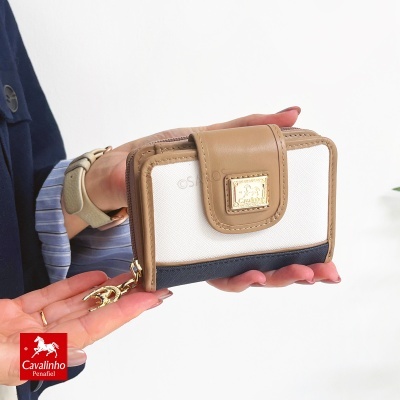 Carteira Cavalinho em branco, castanho e azul escuro com detalhe metálico dourado