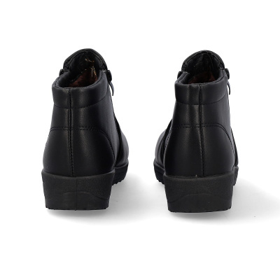 Botas pretas de cano curto vistas de trás em fundo branco