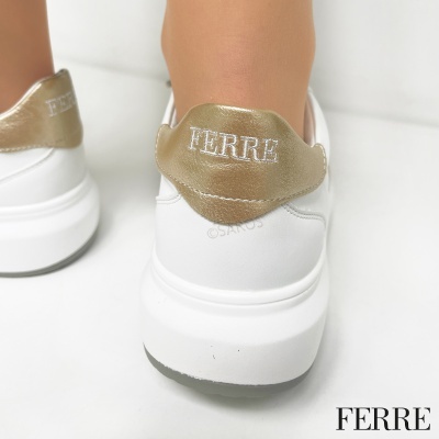 Ténis brancos com sola grossa e detalhe dourado com nome FERRE