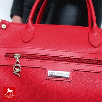 Mala de mão vermelha com detalhes metálicos e fecho de correr