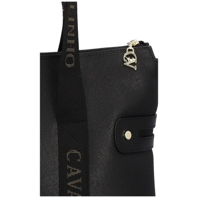 Mala preta texturizada com alça preta e fechos metálicos dourados