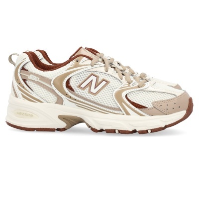 Ténis desportivos New Balance 530 branco e bege com detalhes castanhos.