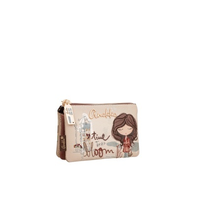 Carteira bege com desenho de menina e texto travel to bloom
