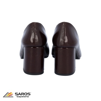 Par de sapatos femininos castanhos com salto grosso