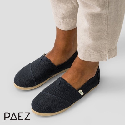 Alpercatas PAEZ em tecido preto com sola clara e etiqueta da marca