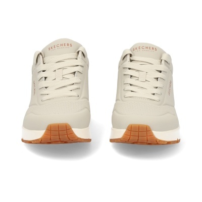 Ténis Skechers bege claro com solado branco e detalhes castanhos