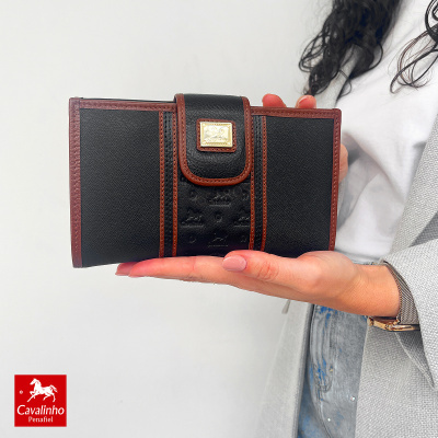 Carteira feminina preta e castanha com emblema dourado e relevo da marca Cavalinho