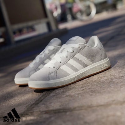 Ténis Adidas cinzentos de camurça com três riscas brancas