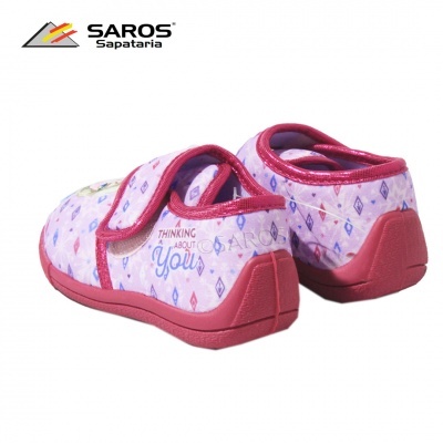 Sapatos infantis cor-de-rosa com padrões geométricos e texto THINGKING ABOUT YOU