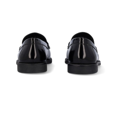 Sapatos masculinos de verniz preto vistos de trás