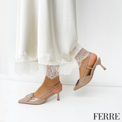 Sapatos de salto alto bege verniz com vestido branco rendado