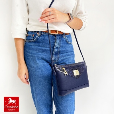 Mala de senhora azul escura tipo pele de cobra com fecho dourado