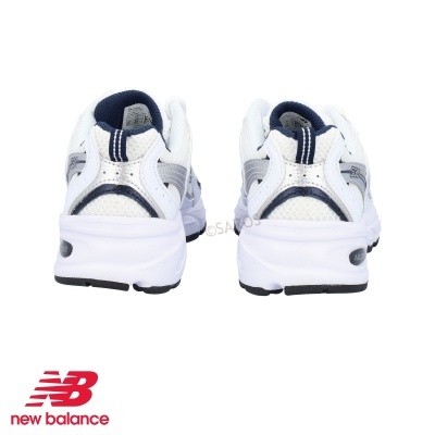 Sapatilhas New Balance brancas vistos de trás com detalhes azuis e cinzentos