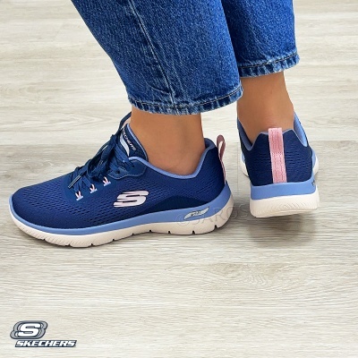 Ténis Skechers azuis com detalhes rosa e sola branca em tecido respirável