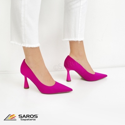 Sapatos de salto alto rosa choque com bico fino em fundo branco