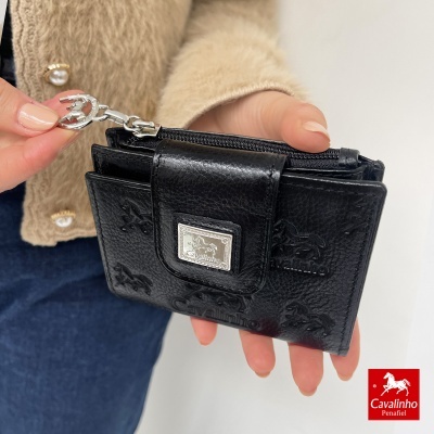 Carteira preta em pele com padrão de cavalos em relevo e fecho metálico da Cavalinho Penafiel
