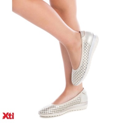 sapatilhas bege claro com padrão furado e sola branca com logótipo xTi vermelho