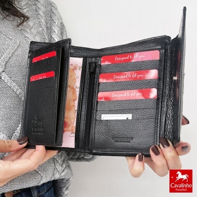 Carteira preta de couro com múltiplos compartimentos e cartões vermelhos