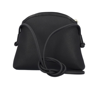 Bolsa preta pequena com alça fina e fecho prateado