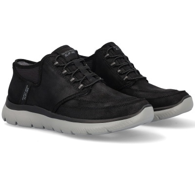 Ténis Skechers Slip-Ins pretos com sola branca sobre fundo branco