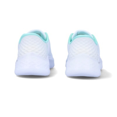 Ténis brancos com detalhes verdes visto por trás