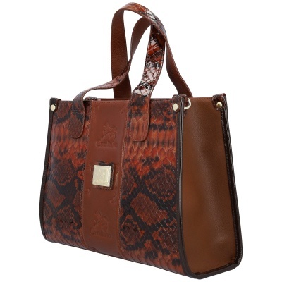 Mala castanha com padrão de pele de cobra e fecho metálico