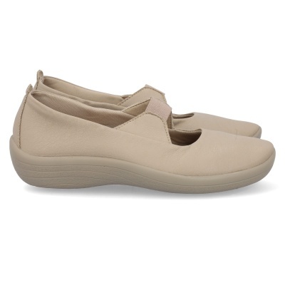 Sapatos femininos camel com sola bege e elástico central