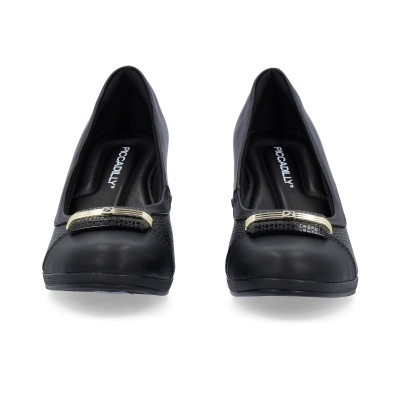 Par de sapatos pretos com detalhe dourado frontal
