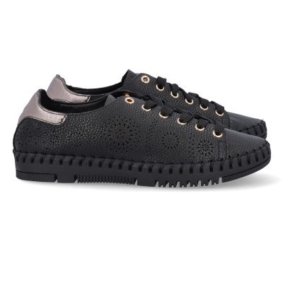 Sapatos pretos de pele com padrões recortados e detalhes metálicos