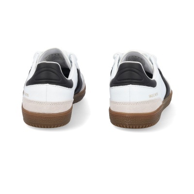 Ténis SKECHERS brancos e pretos vistos de trás