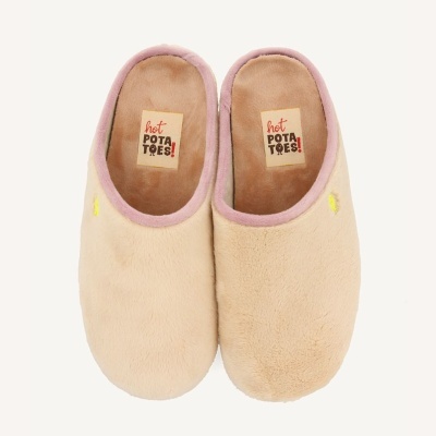 Pantufas bege peludas com borda rosa claro e etiqueta 'hot POTATOES!'