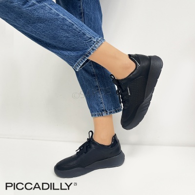 Tênis pretos de couro com sola grossa PICCADILLY, usados com jeans azuis