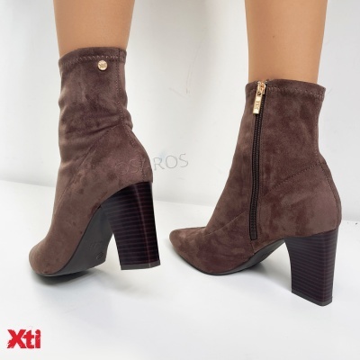 Botas castanhas de camurça sintética com salto alto grosso e fecho lateral