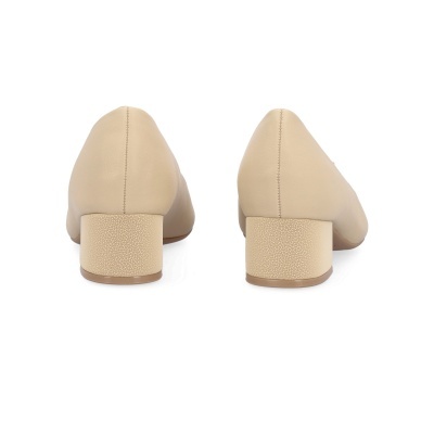 Sapatos de salto médio beige vistos de trás
