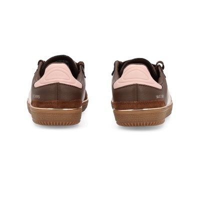 Par de sapatilhas Skechers castanhas e rosa vistas de trás