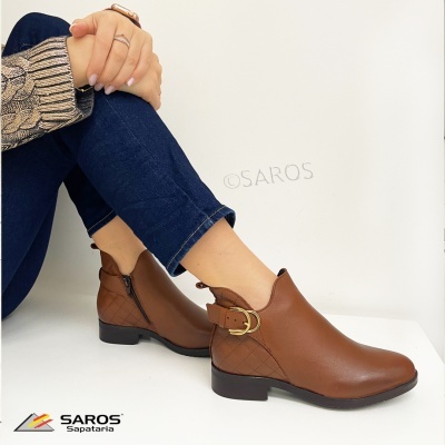 Botas baixas castanhas de couro com fivela dourada