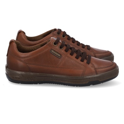 Ténis castanhos de pele com atacadores pretos e textura perfurada nas laterais