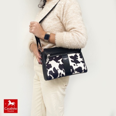 Mala transversal Cavalinho preta e branca com padrão de pele de vaca e logótipo