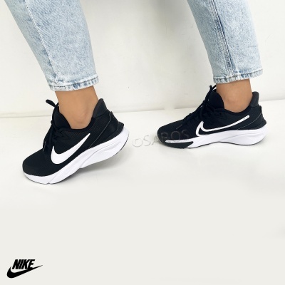 Ténis desportivos Nike pretos com logótipo branco e sola branca
