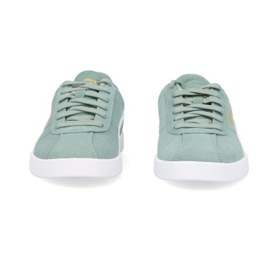 Par de sapatilhas verdes em tecido com sola branca e atacadores.