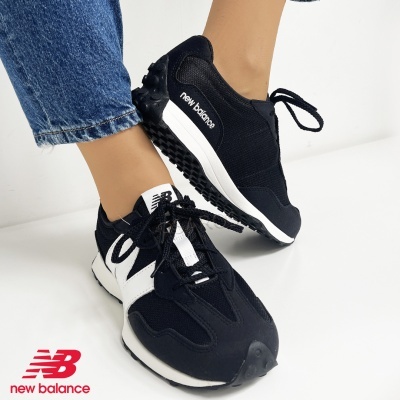 Ténis New Balance preto e branco com sola preta e detalhes em malha