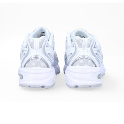 Sapatilhas desportivas brancas vistas de trás