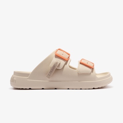Sandália slide bege com fivelas laranja e texto D. FRANKLIN
