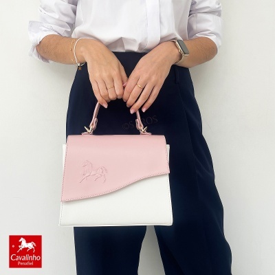 Mala de mão rosa e branca com detalhe de cavalo em relevo e alça curta cor de rosa