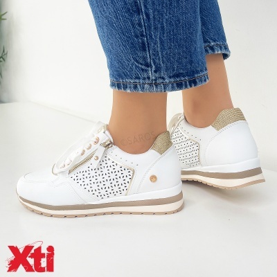 Ténis brancos com detalhes em bege e sola com risca castanha