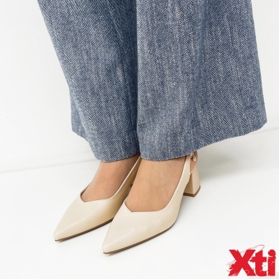 Sapatos femininos de salto médio quadrado em cor bege com bico apontado e tira traseira.