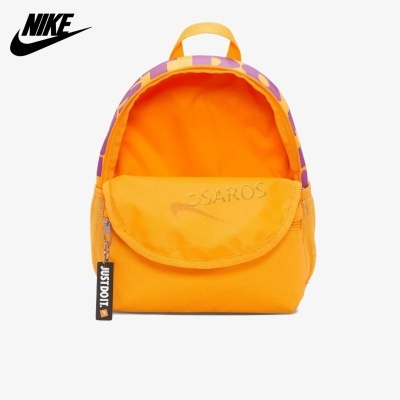 Mochila pequena Nike laranja com alças coloridas e bolso frontal