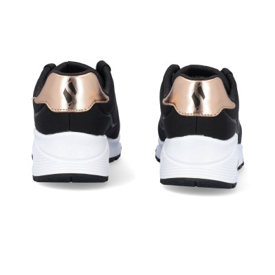 Sapatilhas pretas com solado branco e detalhe metálico dourado atrás