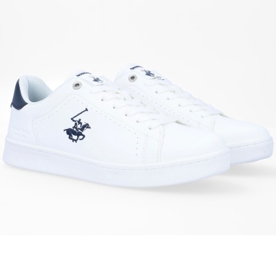 Ténis brancos com detalhes azul escuro e logótipo bordado de jogador de pólo.