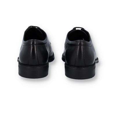 Sapatos masculinos de pele pretos vistos de trás